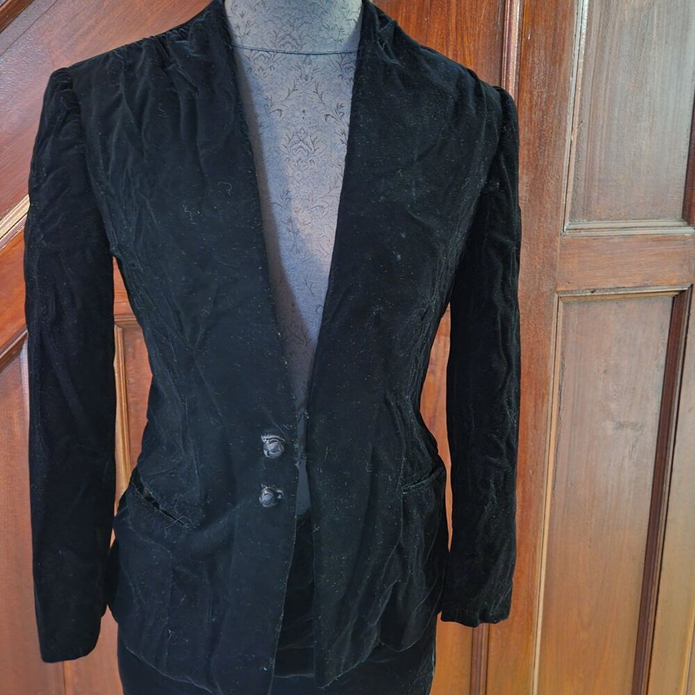 Ralph Lauren Black Velvet Blazer and Skirt Set. Fits more like a size 2 Vintage - Picture 2 of 9
